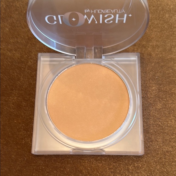 NIB HUDA BEAUTY GloWish Luminous Pressed Powder - 05 Medium - Picture 2 of 3